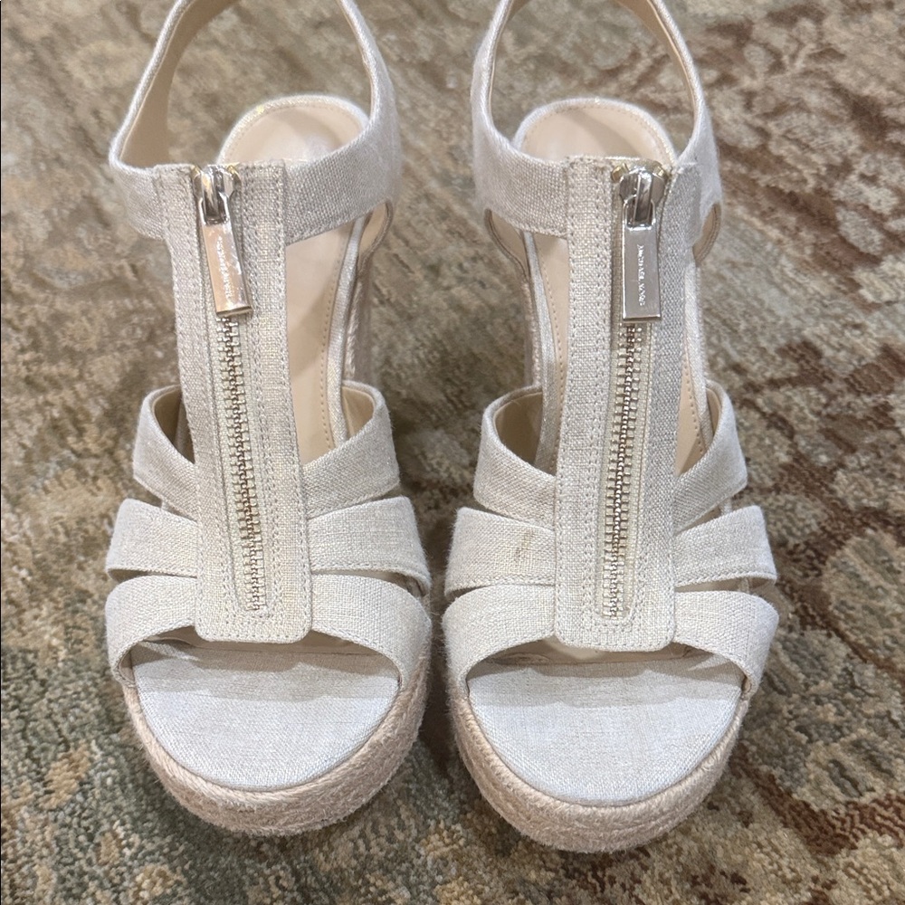 Elegant Cream/gold shimmer Sandals with a gold Zipper Detail